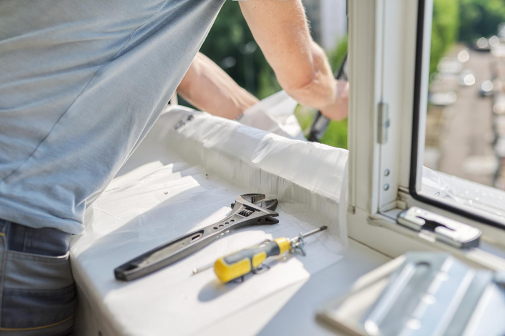 installing-air-conditioner-apartment-office-closeup-engineer-installer-s-hands-working-with-outdoor-unit-male-technician-repairing-with-tools