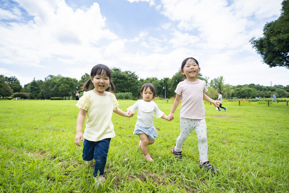 children-running-grassland-park