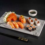 sushi-salmon-varieties-sashimi-onigiri-sushi-jhow-sakemaki-uramaki-philadelphia